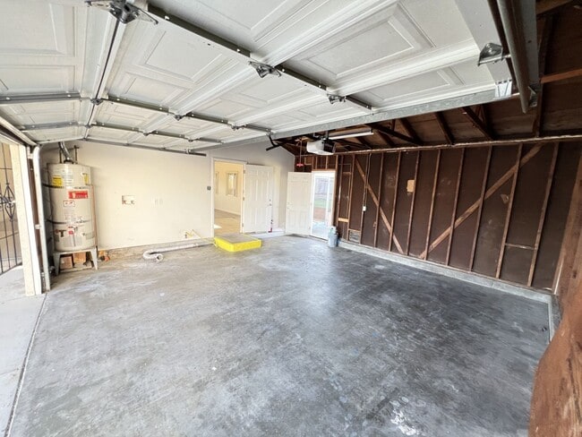 Building Photo - Amazing 4 Bedroom in the Heart of SD!