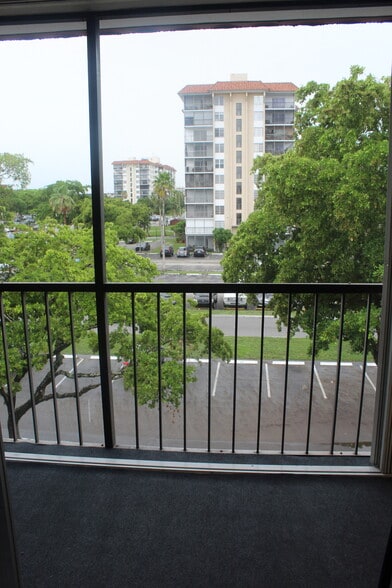 Building Photo - 4156 Inverrary Dr