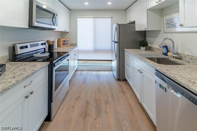 Building Photo - 96 Glades Blvd