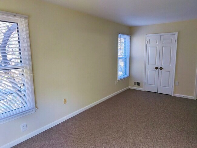 Building Photo - Charming Fair Woods Townhome Awaits