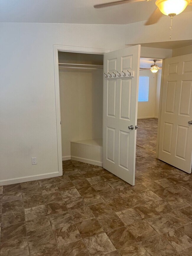 Building Photo - 400 W Arrowhead Dr