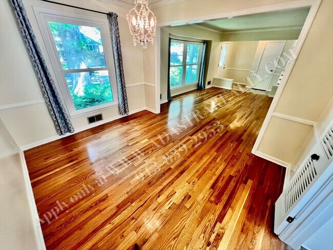 Building Photo - Lovely Home In Nall Hills-Available NOW!
