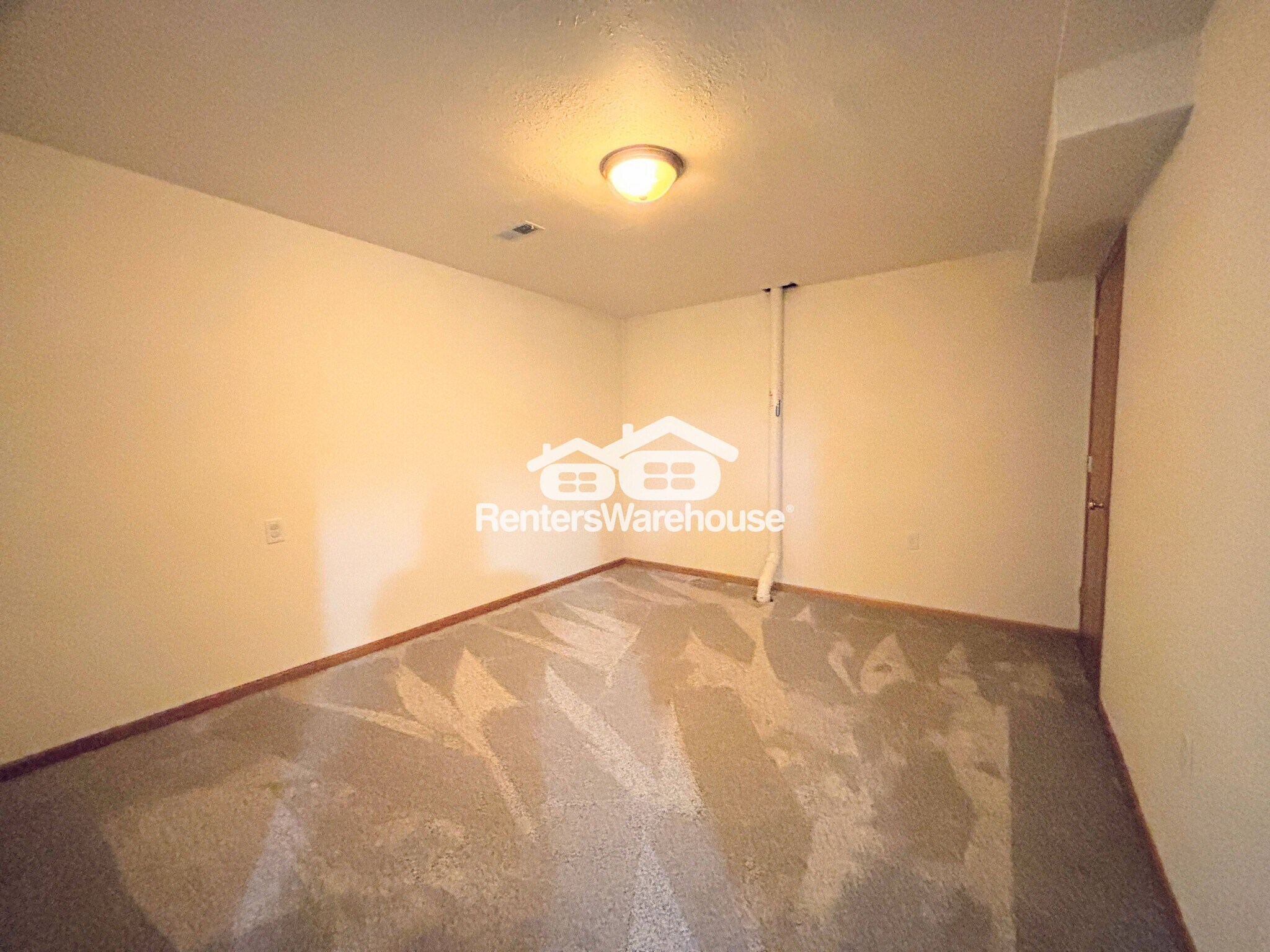 Building Photo - 330 NE Cardinal Ln