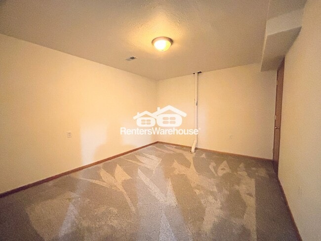 Building Photo - 330 NE Cardinal Ln
