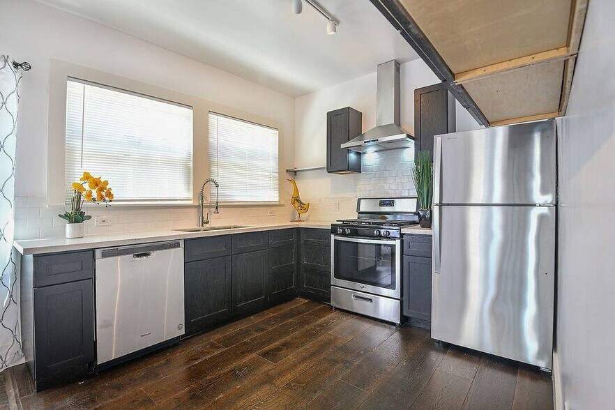 Building Photo - 2947 Van Buren Pl