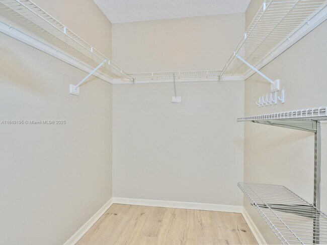 Building Photo - 16742 Royal Poinciana Dr