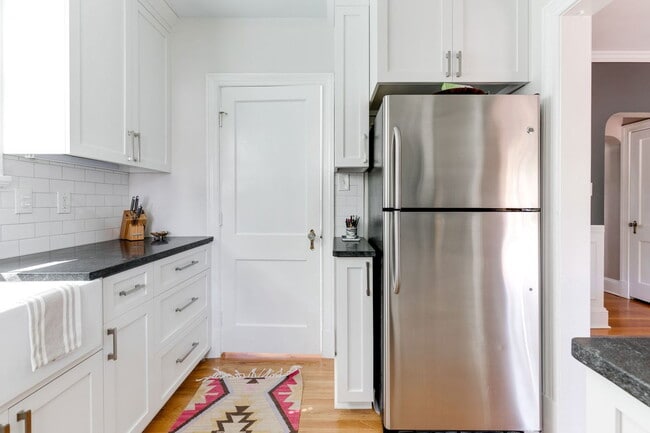 Building Photo - 5000 Bromley Ln