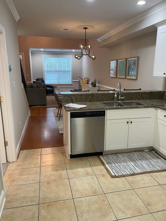 Building Photo - EXECUTIVE FULLY FURNISHED TOWNHOME IN GATED COMMUNITY