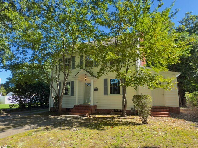 Building Photo - Charming Home!
