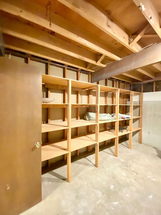 Building Photo - Spacious Somerset Home on a Large Flat Lot