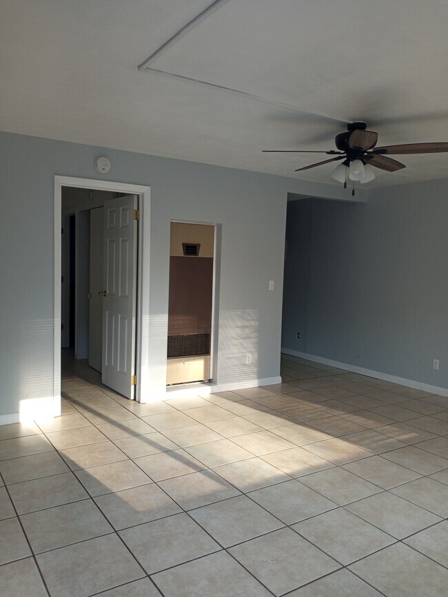 Primary Photo - 117 E Poos Dr