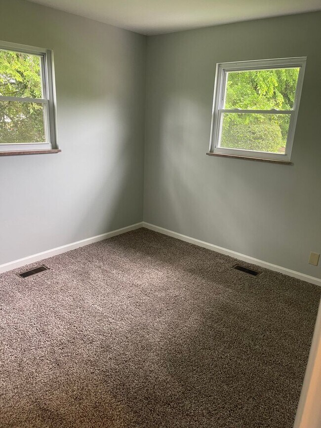 Building Photo - Knoxville 37923 - 2 bedroom, 1 bath home - Contact Lisa Vineyard or Shannon Russell at (865)216-9334
