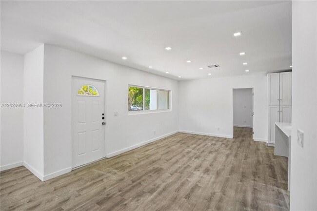 Building Photo - 1081 NE 166th St