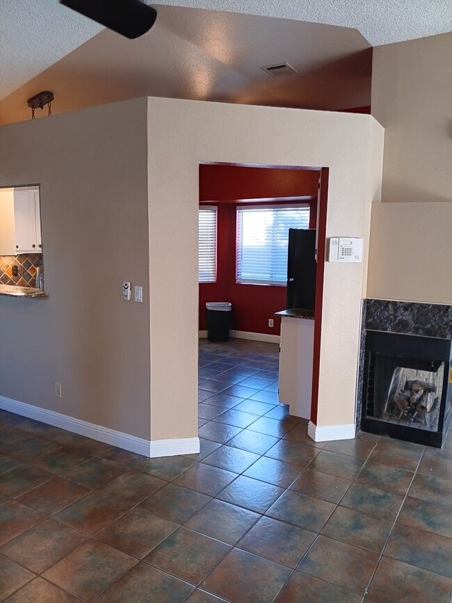 Building Photo - **RENT READY***LOVELY 3 BEDROOM ,2 BATH HOME NOW AVAILABLE FOR RENT!