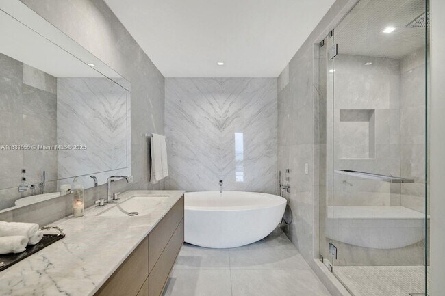 Building Photo - 18501 Collins Ave