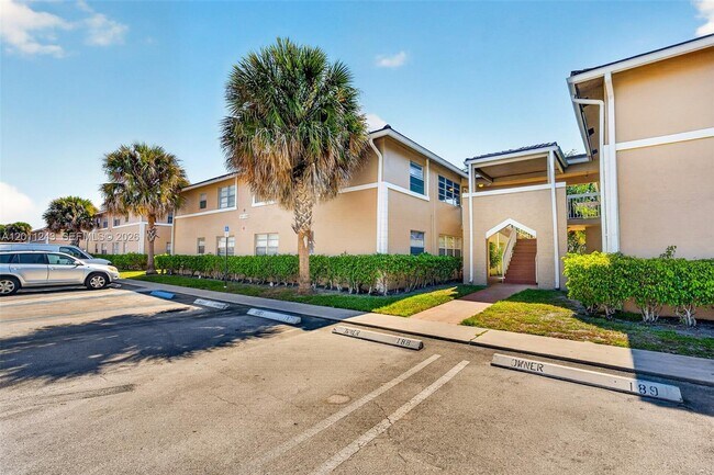 Building Photo - 1028 Twin Lakes Dr