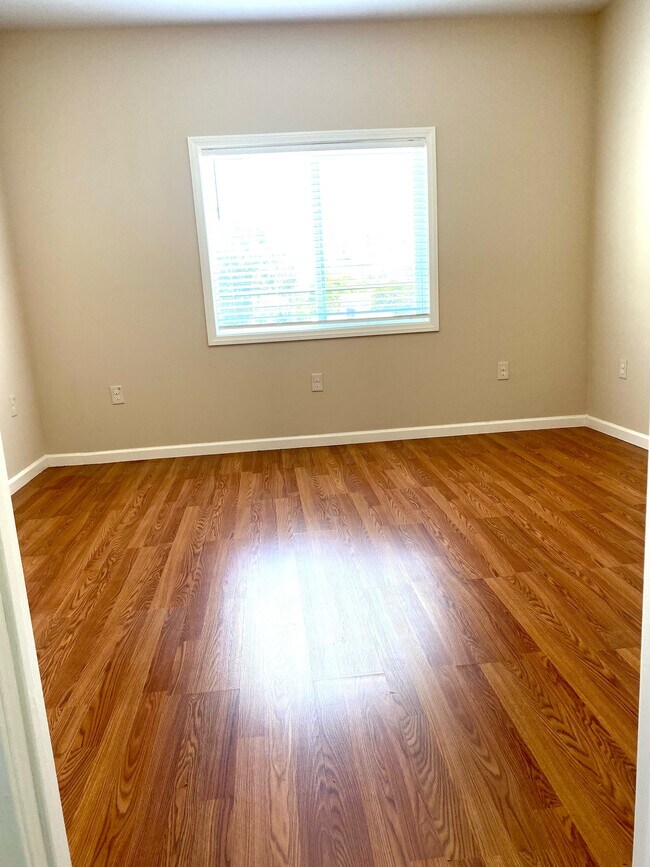 Building Photo - 3028 Edgehill Dr