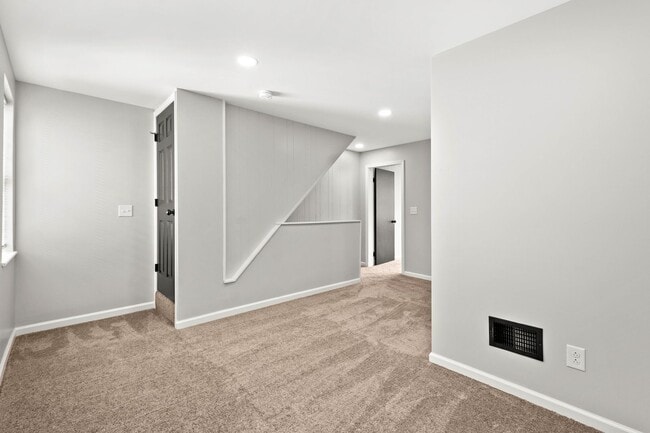 Building Photo - Beautiful 3 Bedroom home in South side available April 15!