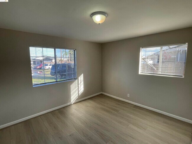 Building Photo - 32 O Neil Ct