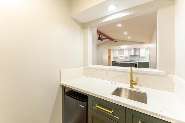 Building Photo - 6119 S Braeswood Blvd