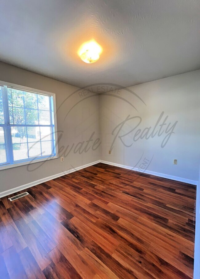 Building Photo - ON SPECIAL: Three Bedroom Ranch with Appli...