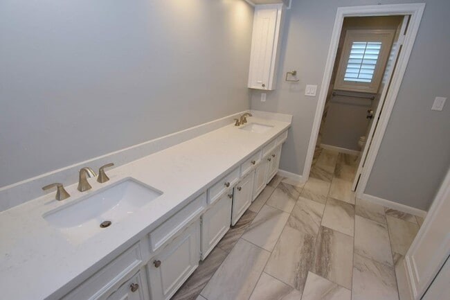 Building Photo - 10802 Meadow Lake Ln