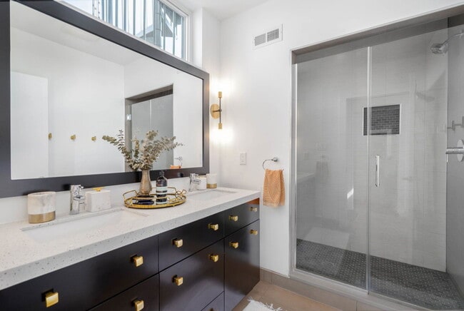 Building Photo - 1003 S 17th St