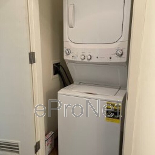 Building Photo - 353 E Bonneville Ave