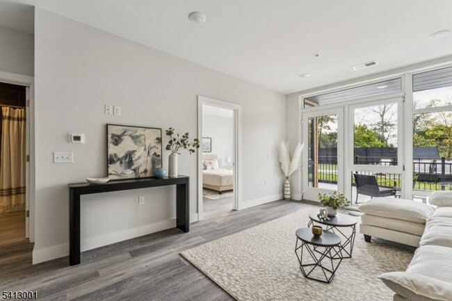 Building Photo - 140 W Webster Ave