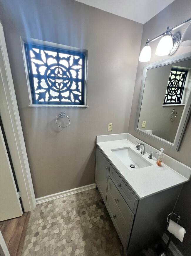 Building Photo - BEAUTIFUL 3 BEDROOM POOL HOME IN SANDPIPER...