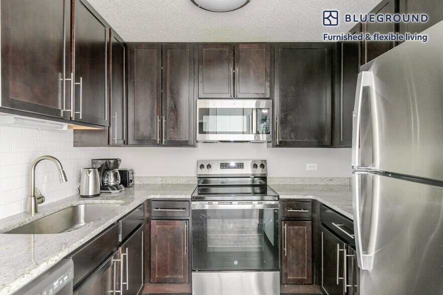 Building Photo - 77 W Huron St