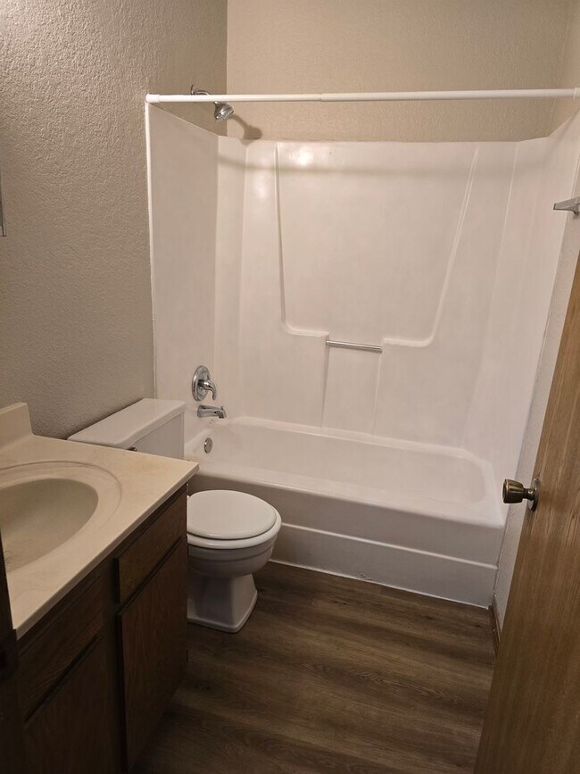 Building Photo - 1 Bedroom 1 Bathroom Apartment in the heart of Osage Beach!!