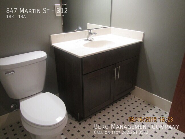 Building Photo - 847 Martin St