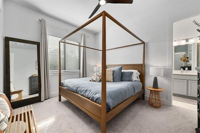 Building Photo - 2050 Lohmans Spur Rd