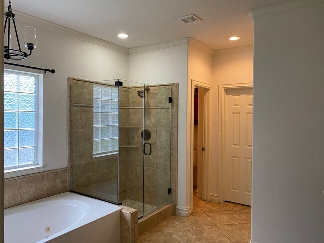 Building Photo - Lovely Stone/Stucco Home Nestled In Cul-De...