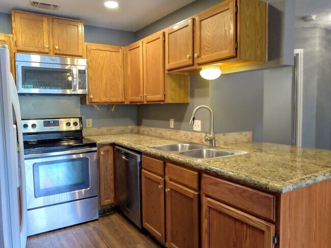 Building Photo - Available Now! GORGEOUS 1 Bedroom 1 Bath CONDO NEAR MEDICAL CENTER!