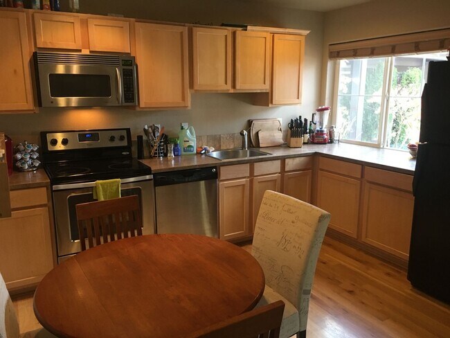 Building Photo - NW 3x2 townhome with primary bedroom on the main level