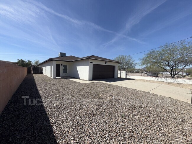 Building Photo - 324 W 23rd St