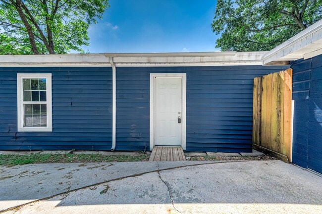 Building Photo - 611 N Pruett St