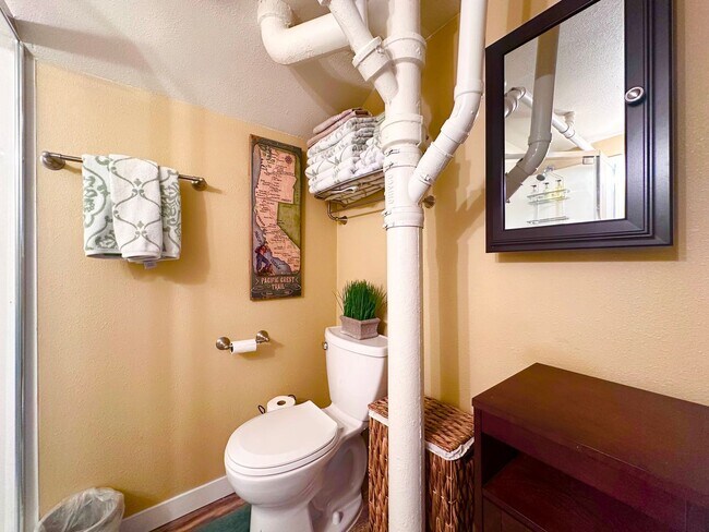 Building Photo - Modern Comfort Meets Convenience – Fully F...