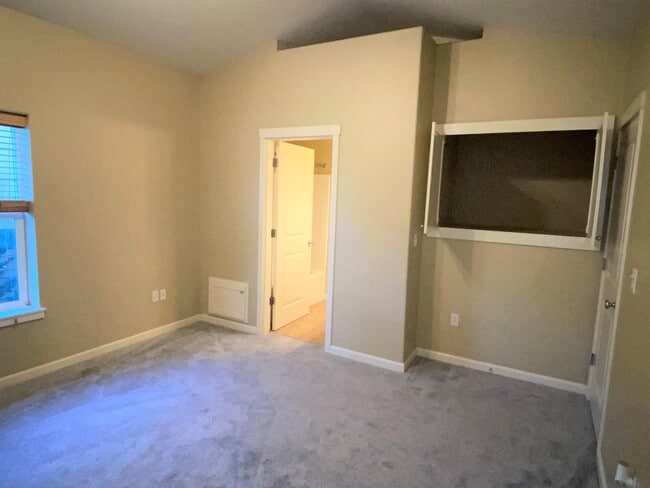 Building Photo - 1050 SW 170th Ave