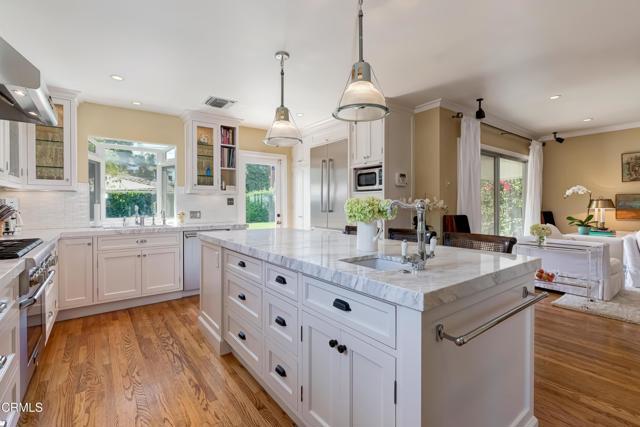 Building Photo - 807 N Doheny Dr