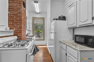 Building Photo - 527 W San Antonio St