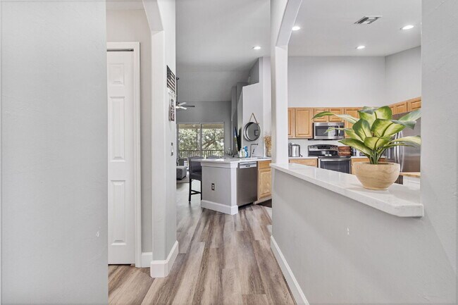 Building Photo - Charming 2-Bed, 2-Bath Condo Retreat with 1,309 Sq Ft in Fort Myers' Premier Locale!
