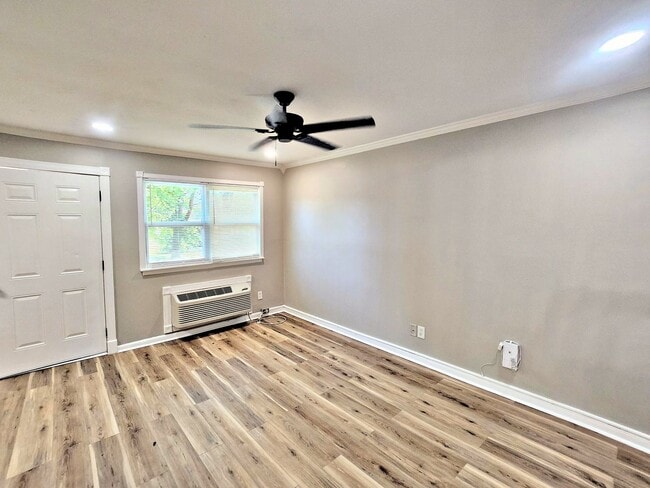 Building Photo - 1504 Oakwood Ave NE