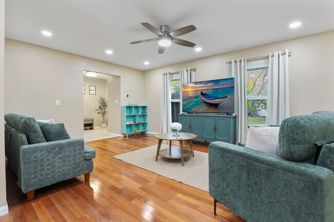 Building Photo - 1356 Larchmont Dr