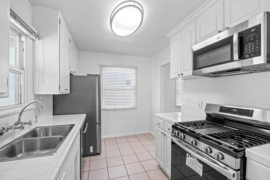 Building Photo - 2211 Nelson Ave