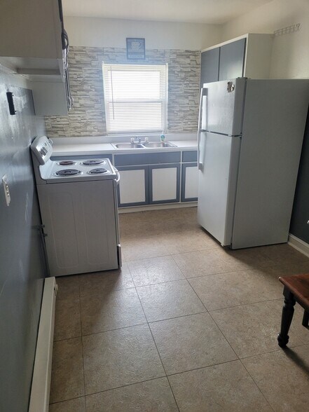 Kitchen - 130 KURTZ AVE