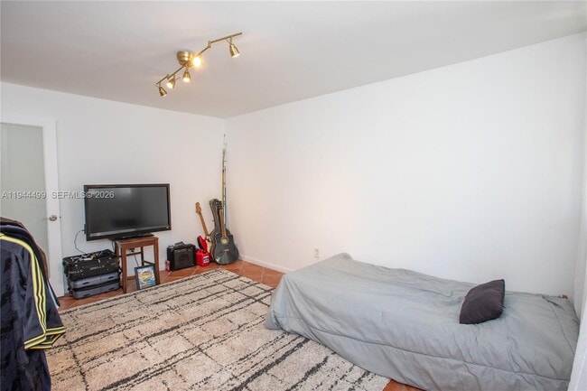 Building Photo - 1801 S Treasure Dr