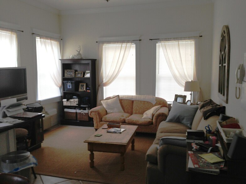 Building Photo - 4007 Prytania St